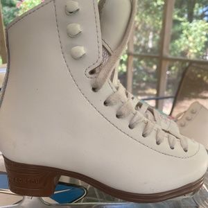 Jackson Figure skates Artiste